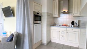 Ferienwohnung Herrmann: Wohnraumbeispiel mit Küchenzeile