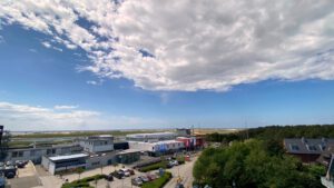 Ferienwohnung Herrmann: Bild mit Blick über den Ordinger Strand und Wald von St. Peter-Ording